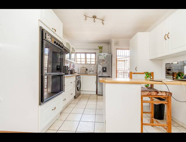 2 BEDROOM TOWNHOUSE RENTED IN WELTEVREDEN PARK